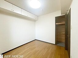 [内装] 洋室・お部屋が広く使え、圧迫感のない吊戸棚が設置されています。