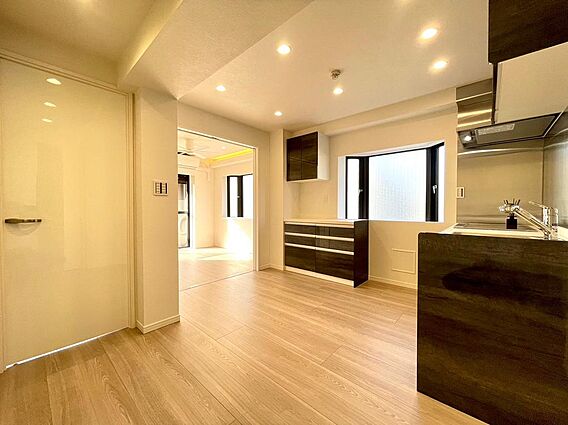 明るいダイニン...