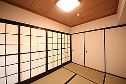 [内装] LDK横につながる和室です。使用用途のある和室となっておりますので、生活に合わせてご使用可能なお部屋となっております。