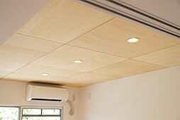 [居間] 市松模様がいい雰囲気を演出しているリビングの天井にはシナ材が採用されています。エアコン1基は備え付けです♪