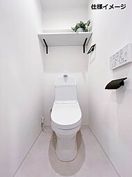[その他] トイレはホワイトを基調とし、明るく清潔感のある空間になっています。温水洗浄便座付きで機能性も◎ペーパーホルダーと、タオルかけのブラックが良いアクセントになっています。