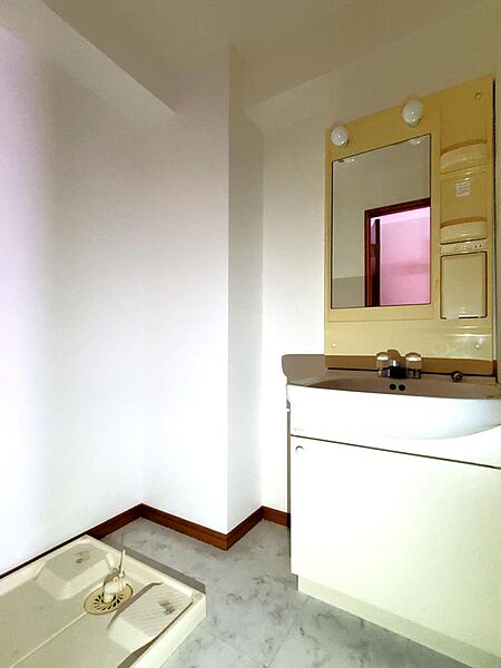 画像16:洗面所には洗面化粧台、洗濯機置き場があります。防水パンは備え付けです。