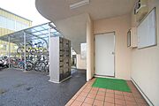 エントランス。宅配BOX完備