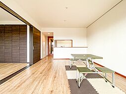 [居間] クロス・床材貼り替え。LDKは約14.7帖のスペースがあります。