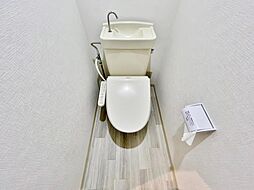 [トイレ] 清潔な空間であって頂けますように、目に留まるだけではなく、汚れをふき取り易いフロアと壁紙をチョイス。