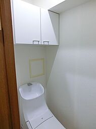 [トイレ] トイレ上部にも吊戸棚が設置されています。