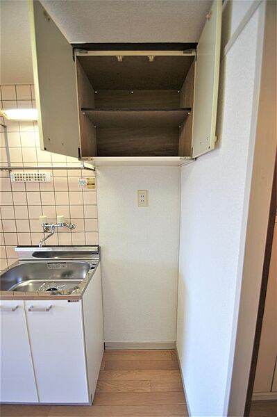 画像12:キッチン横には冷蔵庫を設置するスペースがあります。上部に収納があり使い勝手良好です。
