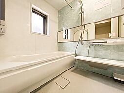 [風呂] 窓の付いている浴室です。自然換気ができ、清潔を保ちます。