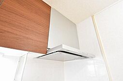 [キッチン] お掃除しやすくいつまでも清潔にお使いいただける手元ライト付き換気扇です。