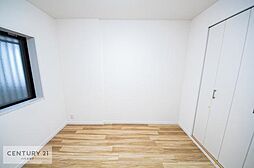 [寝室] シンプルにデザインされているため、家具を選びません！お気に入りの家具を置いてくつろげる空間を作ることができます。壁が広いのでレイアウトも自由自在！