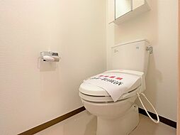 [トイレ] トイレ　温水洗浄付き便座です。正面にはお手洗い場もあり、充実した設備仕様となっています。