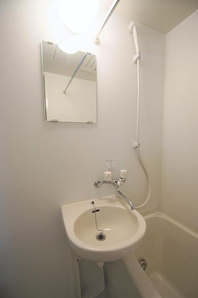 画像18:浴室内に洗面台があります。