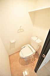 トイレは温水洗浄便機能付きです。上部に小棚もあります。