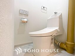 [トイレ] トイレはシンプルにホワイトで統一した温水洗浄付です。