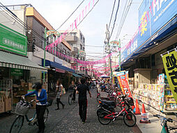 [周辺] 洪福寺松原商店街まで123m、生鮮食品の安さでたびたびマスコミにも取り上げられる商店街です。昔ながらの街並みで大変活気があります。