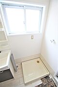 室内洗濯機置き場、防水パンは備え付けです。