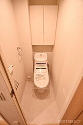 [トイレ] 快適な温水洗浄機能付。トイレ周りで利用する小物の収納に嬉しい収納棚付。