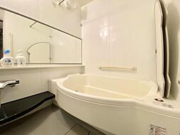 [風呂] 1日の疲れを癒してくれる広々とした浴室は癒しの空間としてカスタマイズが可能です。