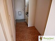 キッチンの横に冷蔵庫が置けます。