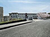 鎮西小学校(車で4分) 1500m