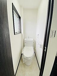 [トイレ] 快適な温水洗浄便座付きのトイレです。