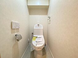 [トイレ] 【トイレ】清潔感のあるトイレは、ウォシュレト一体型になっています。