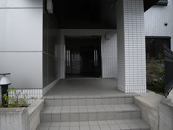 画像16:建物玄関