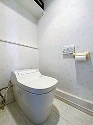 [トイレ] 2011年に交換されたタンクレスタイプのトイレ。