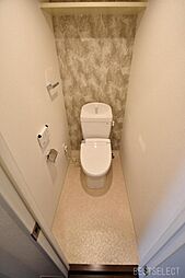 [トイレ] 快適な温水洗浄機能付。トイレ周りで利用する小物の収納に嬉しい収納棚付。