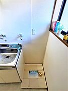 室内洗濯機置き場、防水パンは備え付けです。