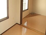続き間の開放感のある間取り、ＤＫ洋室2室ともフローリングの木の温もり、手前がＤＫ奥が洋室