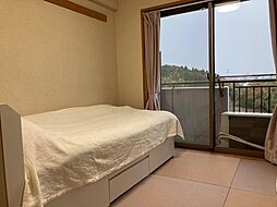 [居間] 南側の和室です。令和4年6月に琉球畳に交換しています。
