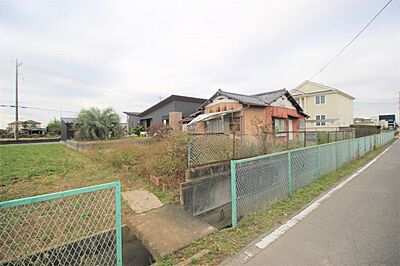 外観：【川越市大字鴨田】　敷地面積110坪以上。建築条件なし◎ライフスタイルに合わせた、理想の住まいを叶えられます！JR東武東上線「川越」駅バス乗車約17分◎「鴨田」停徒歩6分の立地です。