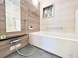 [風呂] 素敵なバスパネルと曲線デザインが美しい浴槽が高級感を感じさせる浴室に身も心も癒されます。疲れを癒す場所にふさわしい快適で清潔な空間で心も体もオフになるリラックスタイムをお楽しみください。
