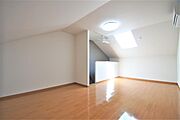 洋室１３．２帖、照明器具は備え付けです。