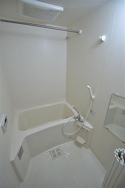 画像16:お風呂は嬉しい鏡付きで、追焚・浴室乾燥機能も備わってます。