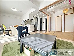 [居間] リビングに隣接する5畳の和室は扉を全て開放してリビングと一続きの空間としても◎お子様の遊びスペースも確保できます。
