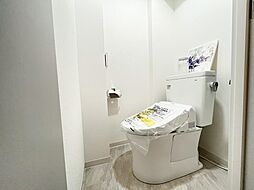 [トイレ] トイレ関係の設備も一新されています。もちろん温水洗浄機能付き便座です。気になる水周り関係が新しくなっていると、気持ちよく新生活が始められますね。