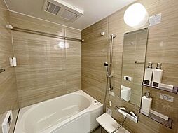 [風呂] 　浴室は雨の日のお洗濯や寒い冬場の入浴に便利な浴室換気乾燥機付きです