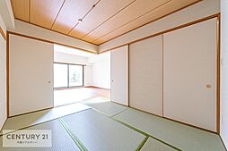 [内装] リビングと隣接している和室です！客間や家事の休憩スペースとして使用するのもいいですね！