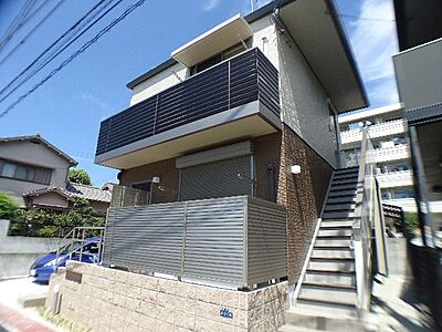 外観：ワンフロアー１戸で独立感があります。敷地内に駐車場・駐輪場ございます。