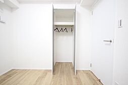[収納] クローゼットには両開きの扉がついていて、開口部広く、大きなものも入れやすいです。