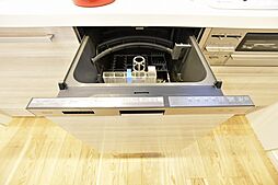 [キッチン] あったらいいなの代表的な設備である食洗機。ビルトイン型なので、おさまりもよく使い勝手も良好です。3口コンロでお料理もはかどります。