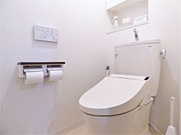[トイレ] 温水洗浄付き便座。収納もあり、生活感を隠せます。