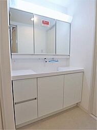 [洗面] 鏡の裏に歯ブラシなどのアメニティグッズなどを収納できる三面鏡タイプの洗面化粧台