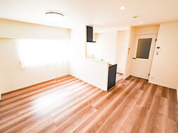 [居間] 室内には豊かな陽光が注ぎ込み、爽やかな住空間を演出してくれます。