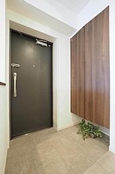 [玄関] フロートタイプのシューズボックスがある玄関。浮いた空間にはキャスター付きウッドボックスを設置すると収納がさらに増えますよ。