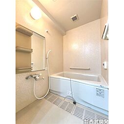 [風呂] 令和4年8月4日撮影【浴室】きれいにお使いの浴室です。掃除がしやすい床です。