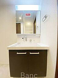 [洗面] 身だしなみのチェックがしやすい大きな鏡。収納部分もたっぷりなので、スッキリとした空間です。