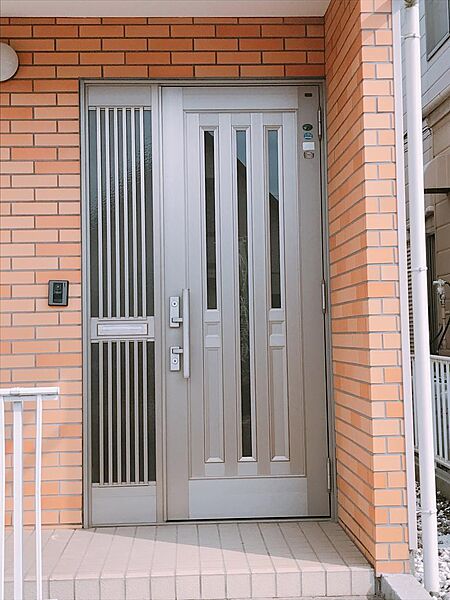 画像27:重厚な玄関ドア。周りはレンガ調の造りです。おしゃれな玄関です。